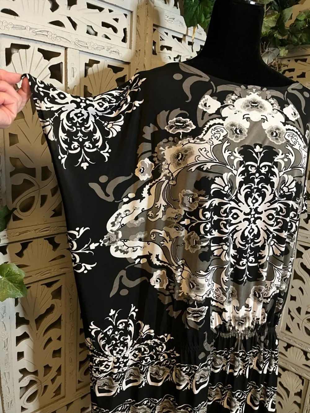 THESIS TOTALLY CUTE BLACK WHITE & GRAY ABSTRACT FLORAL PATTERN PLUS TOP - Picture 5 of 8